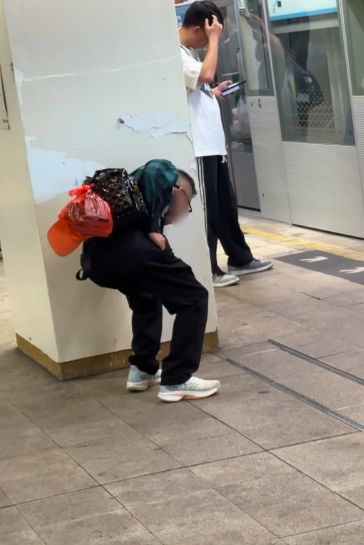 然吸烟抛烟头！网民怒斥“黑超男” 港铁月台公(图2)