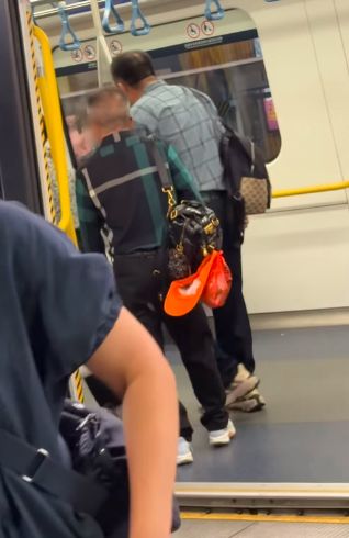 然吸烟抛烟头！网民怒斥“黑超男” 港铁月台公(图5)