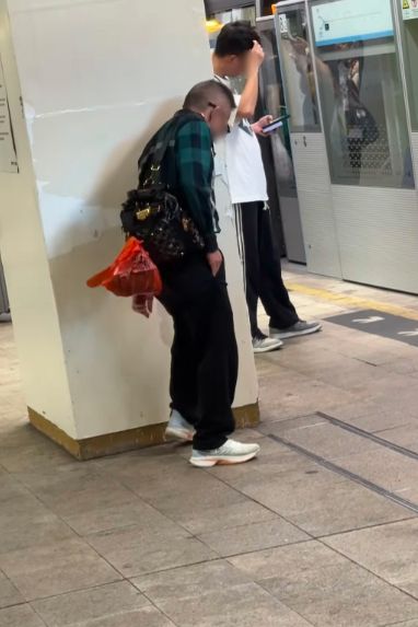然吸烟抛烟头！网民怒斥“黑超男” 港铁月台公(图3)