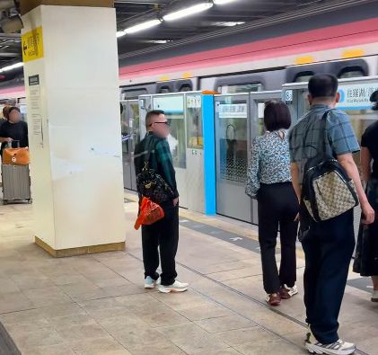 然吸烟抛烟头！网民怒斥“黑超男” 港铁月台公(图4)